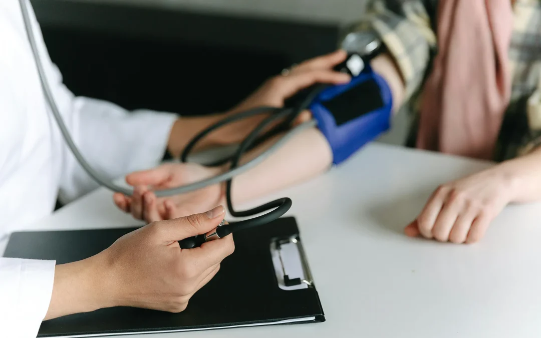 La hipertensión arterial y su impacto significativo en los resultados de los análisis clínicos de laboratorio.